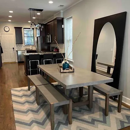 Trendy West Town Flat - 2 Bed / 1.5 Bath W Parking Apartment